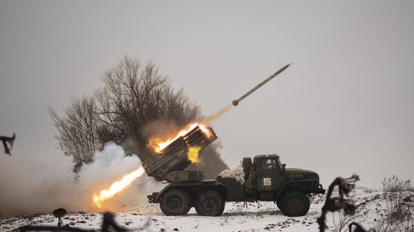 Fuerzas militares ucranianas lanzan misiles. - Sputnik Mundo