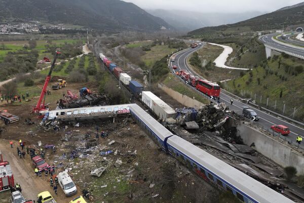 Lugar del accidente de un tren de pasajeros que chocó con un tren de mercancías cerca de la ciudad griega de Larisa. - Sputnik Mundo