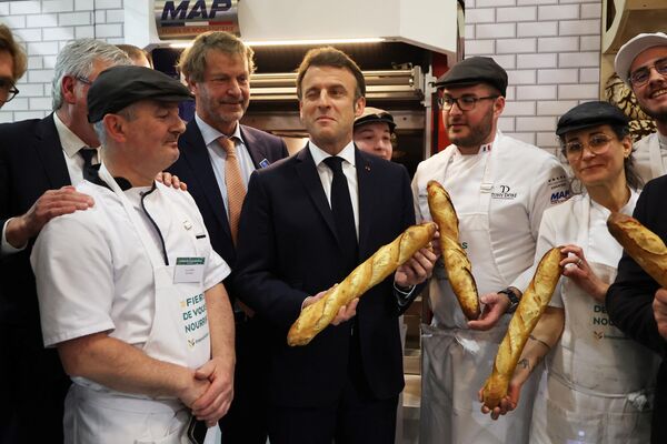 El presidente francés, Emmanuel Macron, visita el Salón Internacional de la Agricultura de París. - Sputnik Mundo