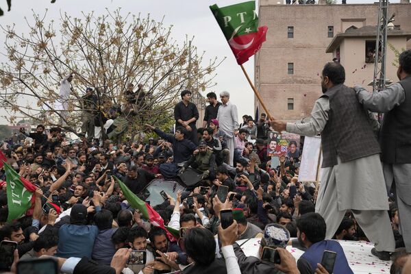 Una multitud de simpatizantes ante el coche del ex primer ministro paquistaní Imran Khan, en libertad bajo fianza en Islamabad. El ex primer ministro pakistaní, suspendido por una moción de censura, está siendo investigado por varios cargos, entre ellos &quot;incitación al desorden público&quot;. - Sputnik Mundo