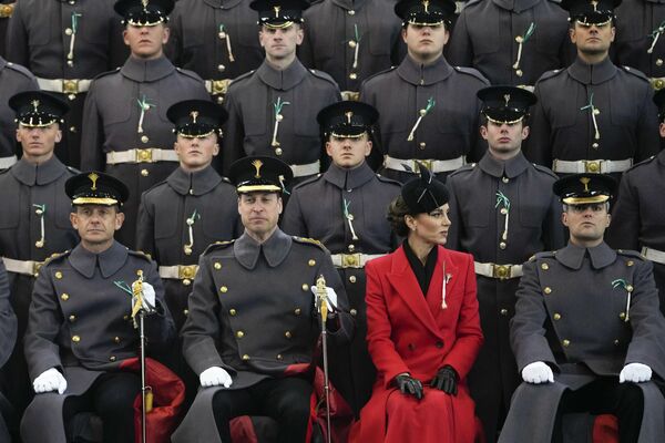 William, príncipe de Gales, y su esposa, Kate Middleton, hacen fotografías con miembros del 1er Batallón de la Guardia Galesa en el cuartel de Combermere, en el castillo de Windsor, en el Reino Unido. - Sputnik Mundo