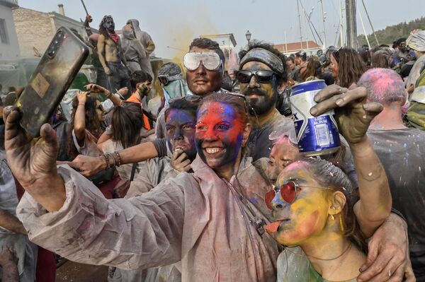 Participantes en las tradicionales luchas de harina de la ciudad griega de Galaxidi, celebradas el Lunes Limpio para marcar el final del carnaval y el comienzo del ayuno de 40 días antes de Pascua. - Sputnik Mundo