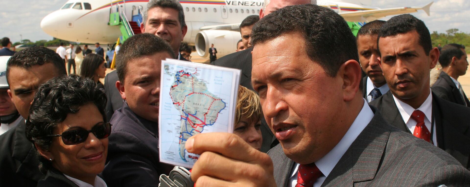 El expresidente venezolano Hugo Chávez muestra un mapa de Sudamérica al llegar al aeropuerto de Brasilia - Sputnik Mundo, 1920, 03.03.2023
