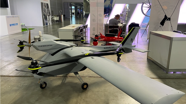 Dron Aeromedik MINI en una exposición  - Sputnik Mundo