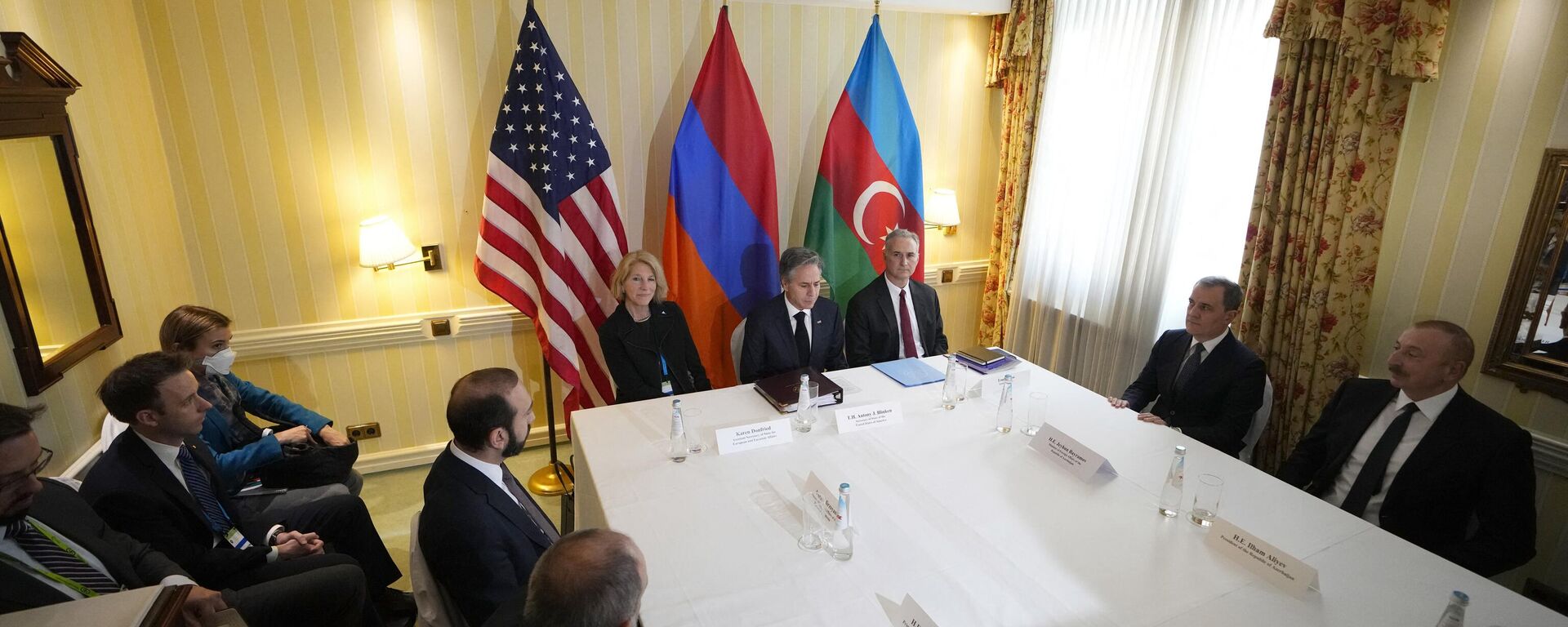 El Secretario de Estado de EEUU, Antony Blinken, asiste a una reunión con el presidente de Azerbaiyán y el primer ministro de Armenia (ambos sin ser vistos) en la Conferencia de Seguridad de Múnich - Sputnik Mundo, 1920, 06.03.2023