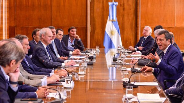 El Ministerio argentino de Economía se reúne con representantes de los bancos - Sputnik Mundo