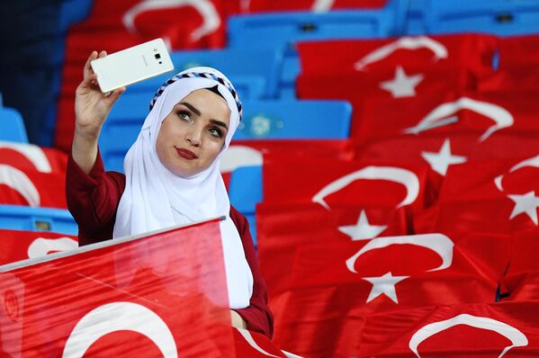 Una aficionada turca antes del partido de la primera ronda de la fase de grupos de la Liga de Naciones de la UEFA entre Turquía y Rusia en la ciudad turca de Trebisonda. - Sputnik Mundo