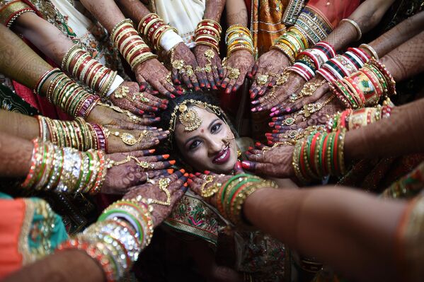 Una novia durante una boda multitudinaria en Surat, la India, en la que se casaron más de 240 parejas. - Sputnik Mundo