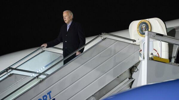 Joe Biden llegando al aeropuerto militar de Polonia - Sputnik Mundo