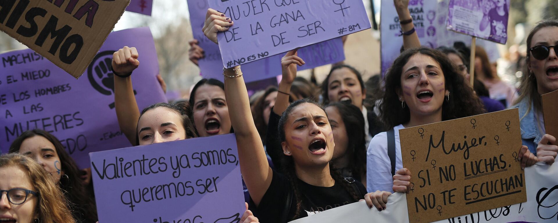 Manifestantes gritan consignas durante una manifestación con motivo del Día Internacional de la Mujer en Barcelona  - Sputnik Mundo, 1920, 08.03.2023
