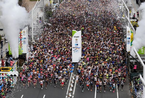 Participantes de una maratón de Tokio ante el Ayuntamiento de la ciudad, Japón. - Sputnik Mundo