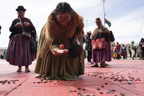 Una mujer Aymara juega con un trompo durante la celebración del aniversario de la fundación de El Alto, Bolivia. - Sputnik Mundo
