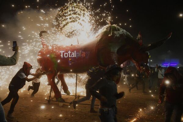 El Festival de la Pirotecnia de Tultepec se realiza desde el siglo XIX y representa el 59% de la producción pirotécnica del país, originalmente era una celebración en honor al santo patrono de los fabricantes de fuegos artificiales, San Juan de Dios. - Sputnik Mundo