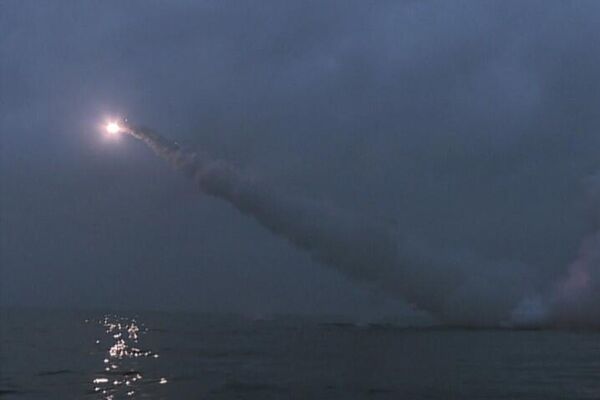 El lanzamiento del misil de crucero desde el submarino norcoreano - Sputnik Mundo