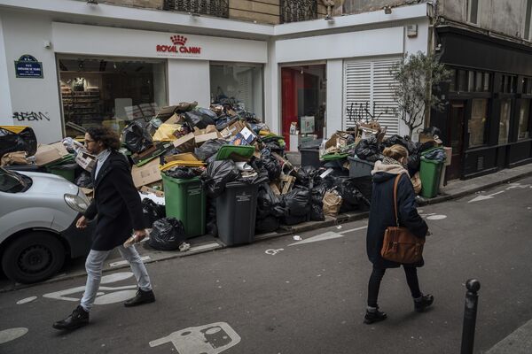 De acuerdo con el Ayuntamiento de París, hasta el domingo se habían acumulado 5.400 toneladas de desechos en las calles de la capital francesa, sobre todo en los barrios en los que el retiro de basura no es gestionado por servicios privados.  - Sputnik Mundo