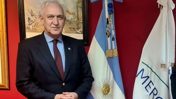 A la izquierda, Gabriel Fuks, embajador de Argentina en Ecuador - Sputnik Mundo