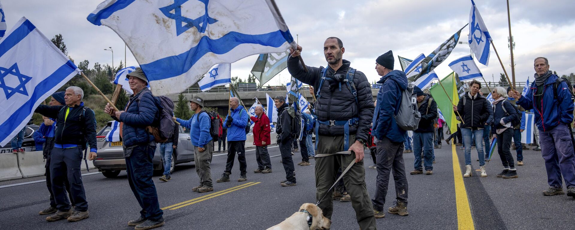 Personas protestan contra los planes del nuevo gobierno del primer ministro, Benjamin Netanyahu, de revisar el sistema judicial, en una autopista de Tel Aviv, el 9 de febrero de 2023 - Sputnik Mundo, 1920, 02.08.2023