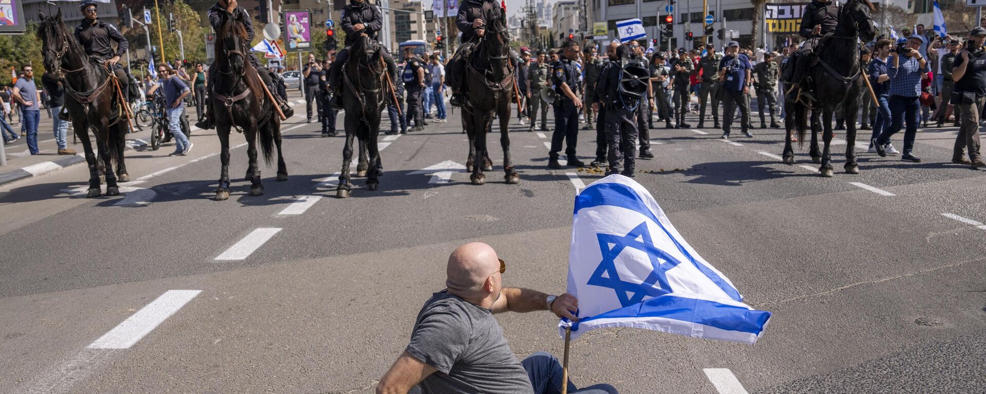 Los israelíes bloquean una carretera principal para protestar contra los planes del nuevo Gobierno para revisar el sistema judicial, en Tel Aviv, Israel, el 1 de marzo de 2023 - Sputnik Mundo, 1920, 16.03.2023