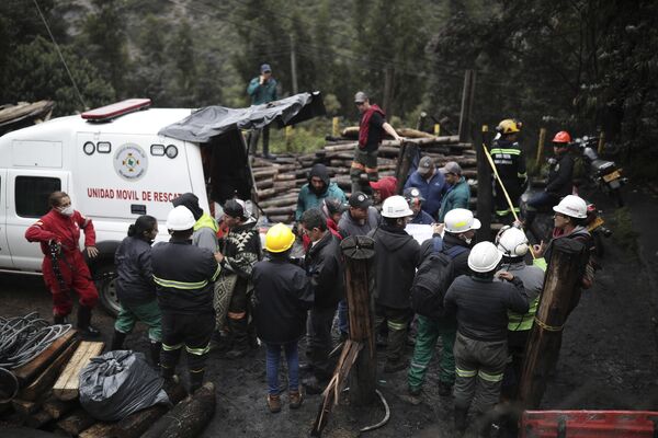 Los trabajos que realizan los rescatistas después de una explosión en una mina de carbón que, según las autoridades, se cobró la vida de al menos 21 personas en el municipio colombiano de Sutatausa.  - Sputnik Mundo