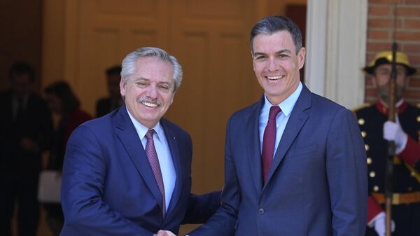 El mandatario de Argentina, Alberto Fernández, y el presidente del Gobierno español, Pedro Sánchez (archivo) - Sputnik Mundo
