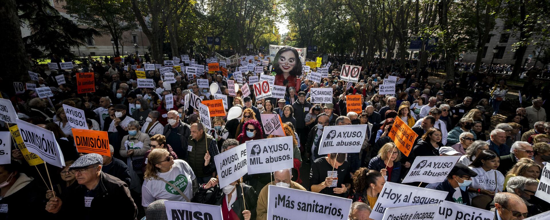 Personas se reúnen durante una protesta en apoyo de la sanidad pública en el centro de Madrid, España, el 13 de noviembre de 2022  - Sputnik Mundo, 1920, 17.03.2023