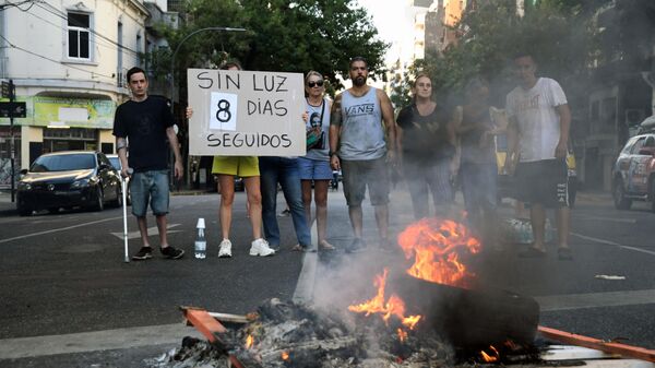 Protesta contra empresa de distribución eléctrica Edesur en Argentina - Sputnik Mundo