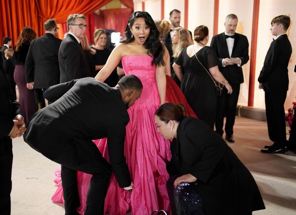 La actriz estadounidense Stephanie Hsu llega a los Premios Óscar en el Dolby Theatre de Los Ángeles.  - Sputnik Mundo
