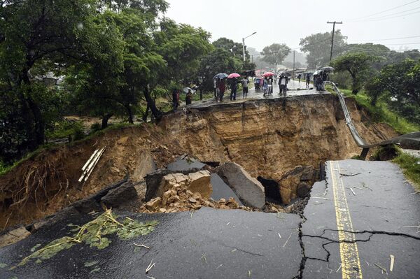 Una carretera de Malaui se ve dañada tras las fuertes lluvias causadas por el ciclón tropical Freddy. El fenómeno meteorológico azota el sur de África y ya causó la muerte de más de 50 personas en Malawi y Mozambique. - Sputnik Mundo
