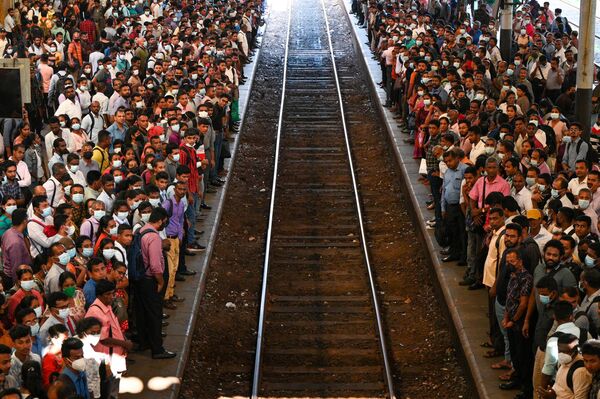 Viajeros esperan un tren durante una huelga nacional en Colombo, capital de Sri Lanka. El Gobierno del país desplegó tropas armadas mientras los sindicatos paralizaban hospitales, puertos y bancos el 15 de marzo para protestar contra los elevados impuestos. - Sputnik Mundo