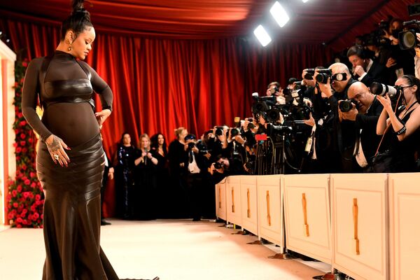 La cantante y actriz barbadense Rihanna asiste embarazada a la 95ª edición de los Premios Óscar. - Sputnik Mundo