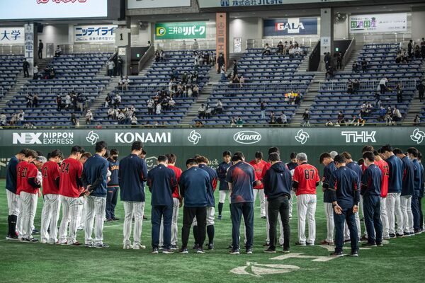La selección de béisbol de Japón guarda un minuto de silencio en conmemoración del 12º aniversario del terremoto y tsunami de 2011, antes del encuentro con República Checa durante el Clásico Mundial de Béisbol en Tokio.  - Sputnik Mundo