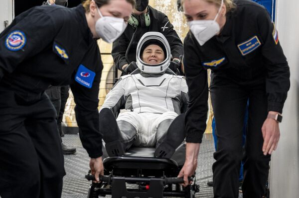 La cosmonauta de Roscosmos Anna Kikina sonríe mientras es sacada de la nave espacial SpaceX Dragon Endurance poco después de que aterrizara en frente a la costa de Florida, junto con los astronautas de la NASA Josh Cassada, Nicole Mann y el astronauta de la Agencia de Exploración Aeroespacial de Japón (JAXA) Koichi Wakata. - Sputnik Mundo