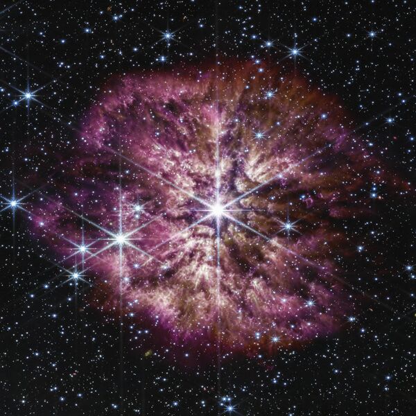 Esta imagen facilitada por la NASA muestra la estrella Wolf-Rayet 124 captada por el telescopio espacial James Webb en junio de 2022. - Sputnik Mundo