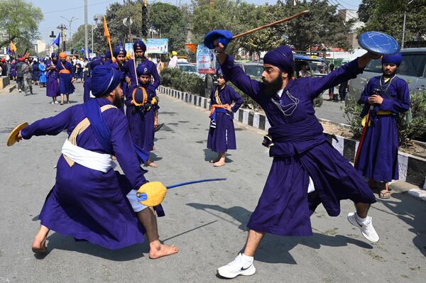 Nihang, o guerreros sijs, realizan artes marciales durante una marcha para conmemorar los 200 años del martirio del líder sij Akali Phula Singh, en la ciudad india de Amritsar. - Sputnik Mundo