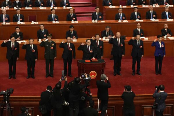 Funcionarios recién elegidos prestan juramento durante una sesión de la Asamblea Popular Nacional de China en el Gran Salón del Pueblo de Pekín. - Sputnik Mundo