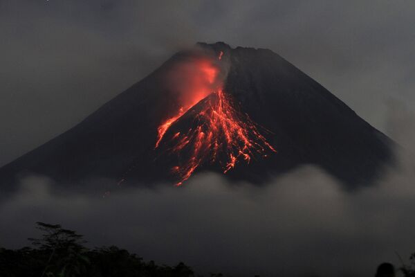 La lava brota del monte Merapi, el volcán más activo de Indonesia. - Sputnik Mundo
