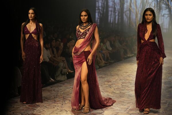 Modelos muestran una creación de la diseñadora Nirmooha durante la Semana de la Moda de Lakme x FDCI en Mumbai, la India. - Sputnik Mundo