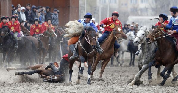 La competición anual de Kok-Boru, carreras de cabras, un deporte tradicional centroasiático, en Kirguistán. - Sputnik Mundo