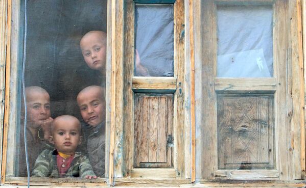 Niños afganos miran desde una ventana de su casa en el distrito de Yaftal Sufla, en la provincia de Badakhshan. - Sputnik Mundo