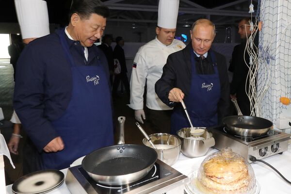 El presidente chino, Xi Jinping, y su homólogo ruso, Vladímir Putin, cocinaron blinis durante el Foro Económico Oriental en Vladivostok, Rusia, 11 de septiembre de 2018 - Sputnik Mundo