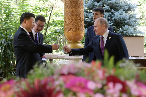 Xi Jinping y Vladímir Putin durante una reunión en la residencia del dirigente chino en Tayikistán, previa a la cumbre de la Conferencia sobre Interacción y Medidas de Fomento de la Confianza en Asia - Sputnik Mundo