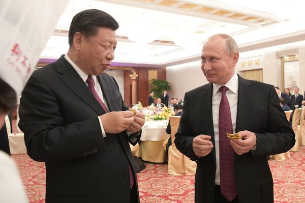 El presidente chino, Xi Jinping, y su par ruso, Vladímir Putin, durante una reunión en Tianjín, China, el 8 de junio de 2018 - Sputnik Mundo