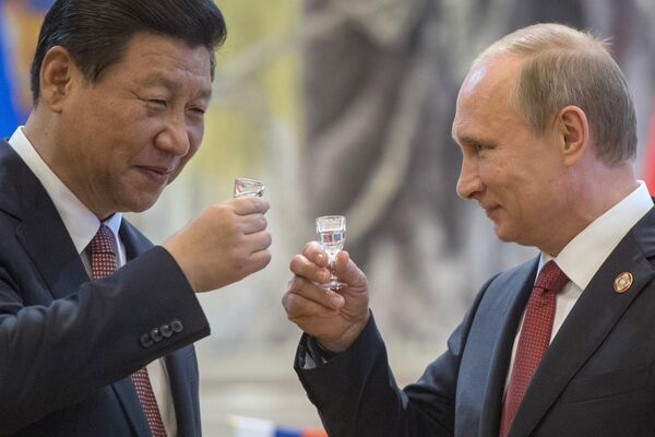 Xi Jinping y Vladímir Putin durante una reunión en Shanghái, China, el 21 de mayo de 2014. - Sputnik Mundo