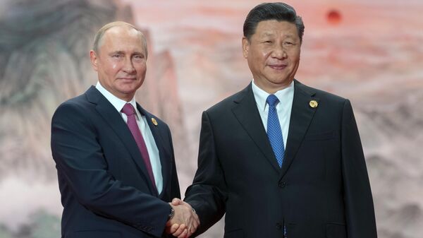 El presidente ruso, Vladímir Putin, y el presidente chino, Xi Jinping, durante la reunión de miembros de la Organización de Cooperación de Shanghai (OCS) en Qingdao, China  - Sputnik Mundo