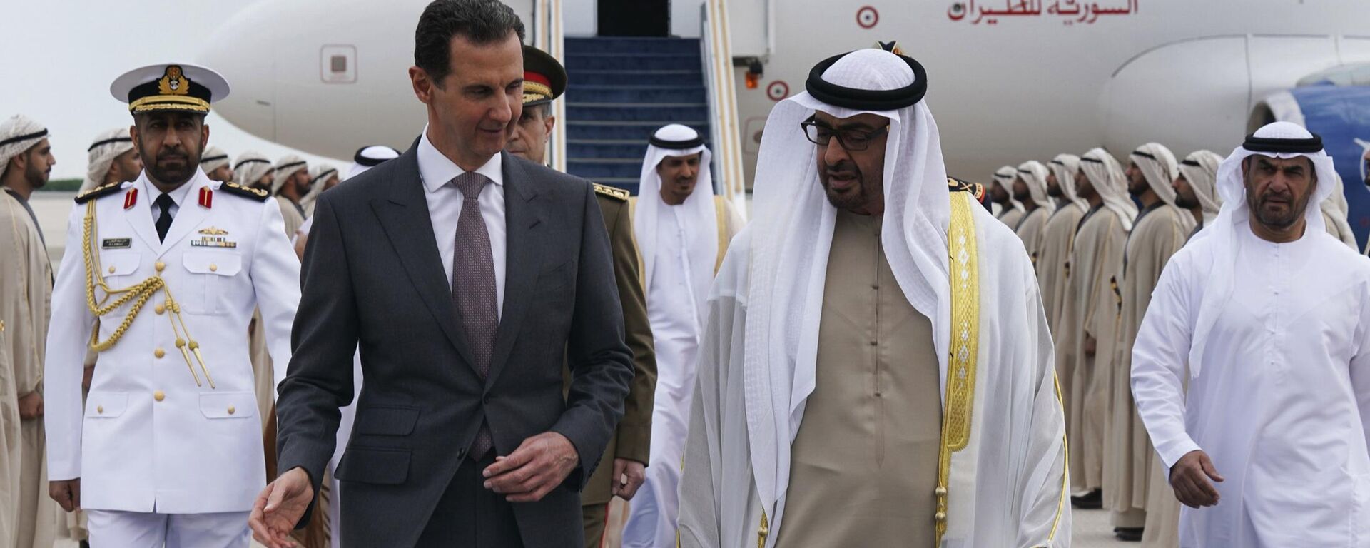 El presidente de Siria, Bashar Asad, y su homólogo de Emiratos Árabes Unidos (EAU), el jeque Mohamed bin Zayed al Nahyan, - Sputnik Mundo, 1920, 19.03.2023