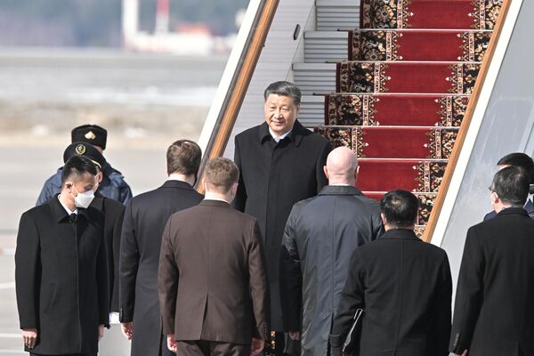 El presidente chino, Xi Jinping, en la rampa del aeropuerto de Vnúkovo-2. - Sputnik Mundo