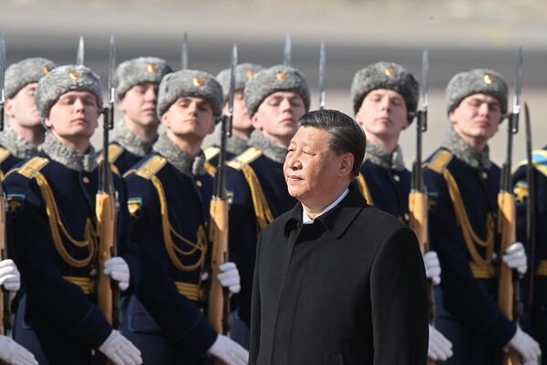Xi Jinping durante una ceremonia de bienvenida en el aeropuerto. - Sputnik Mundo