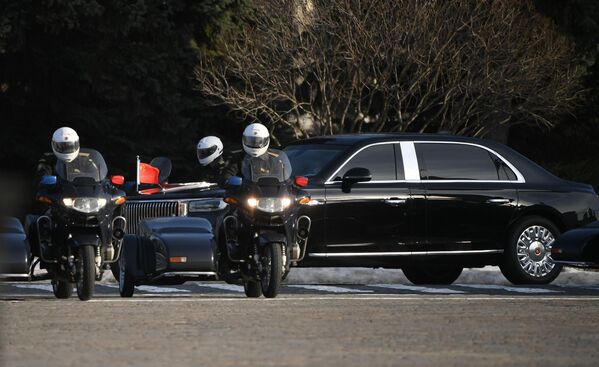 El coche del mandatario chino acompañado por una escolta de motoristas en una calle de Moscú. - Sputnik Mundo