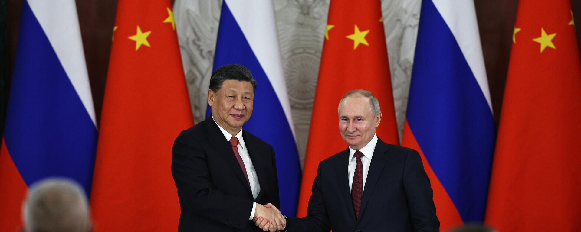 El presidente de China, Xi Jinping, y el presidente ruso, Vladímir Putin - Sputnik Mundo, 1920, 19.10.2023