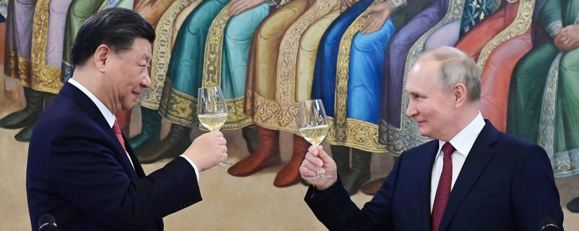 El presidente de China, Xi Jinping, y su homólogo ruso, Vladímir Putin - Sputnik Mundo, 1920, 21.07.2023